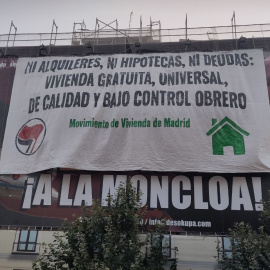 Una nueva lona ha sido desplegada con lemas en favor del derecho a la vivienda .