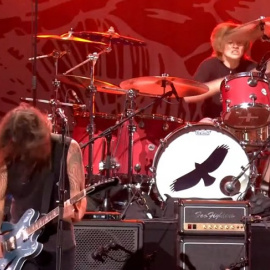 El hijo de Taylor Hawkins, a la batería junto a Foo Fighters en el concierto en homenaje a su padre.- Twitter