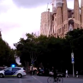 Una patrulla de los Mossos en las inmediaciones de la Sagrada Familia. /TWITTER