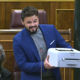 Rufián saca una impresora en el Congreso.