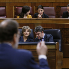El líder de Unidos Podemos, Pablo Iglesias escucha la intervención del presidente del Gobierno, Mariano Rajoy, durante la sesión de control al Ejecutivo en el Congreso de los Diputados. EFE/Fernando Alvarado