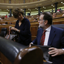 El presidente del Gobierno, Mariano Rajoy, junto a la vicepresidenta, Soraya Sáez de Santamaría, al inicio de la sesión de control al Ejecutivo en el Congreso de los Diputados. EFE/Fernando Alvarado