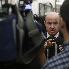 El ministro de Economía, Luis de Guindos, en declaraciones a los medios de comunicación en el Congreso de los Diputados. EFE/Emilio Naranjo