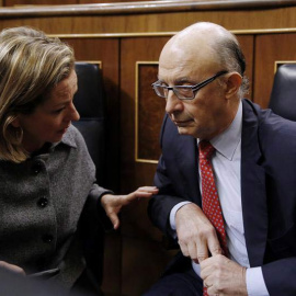 El ministro Montoro atiende a la diputada de Coalición Canaria, Ana Oramas, en el Congreso. | SERGIO BARRENECHEA (EFE)
