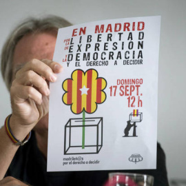 Un activista muestra el cartel del acto de 'Madrileños por el derecho a decidir', en una rueda de prensa este miércoles. EFE