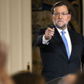 Rajoy da la palabra a un periodista durante la rueda de prensa de balance de legislatura. (Sergio Barrenechea / EFE)