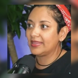 La periodista Carolina H. Solís durante su alocución.