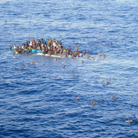 Una patera con cientos de inmigrantes a bordo se hunde en las aguas del Mediterráneo. EFE