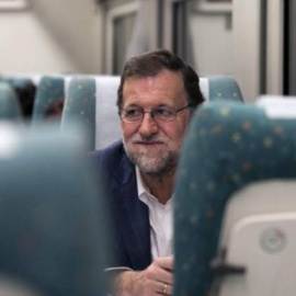 El presidente del Gobierno, Mariano Rajoy, en uno de sus viajes en AVE. Archivo REUTERS