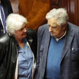 La nueva vicepresidenta del país y presidenta de la Asamblea General del Parlamento, Lucía Topolansky (i), habla con el expresidente y senador José Mujica. | RAÚL MARTÍNEZ (EFE)