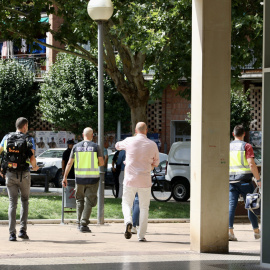 Efectivos policiales en las inmediaciones del edificio donde la mujer ha sido hallada muerta en Logroño, a 8 de julio de 2023.