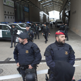 Mossos d'Esquadra junto a los agentes de la Guardia Civil que han entrado en la imprenta Artyplan de Sant Feliu de Llobregat (Barcelona) en el marco de los registros que está realizando en busca de material relacionado con el referéndum del 1 de octubre