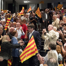 El presidente de la Generalitat, Carles Puigdemont , a su llegada al Teatro Principal de Badalona para participar en un acto del PDeCAT en favor del referéndum del 1-O. EFE/Marta Pérez