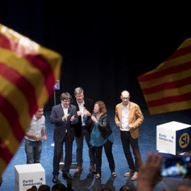 El presidente de la Generalitat, Carles Puigdemont (2ºi), participa en el Teatro Principal de Badalona en un acto del PDeCAT en favor del referéndum del 1-O suspendido por el Tribunal Constitucional.- EFE/Marta Pérez