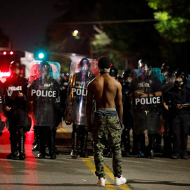 Un manifestante se encara con agentes de la Policía en San Luis (EEUU). | WHITNEY CURTIS (EFE)