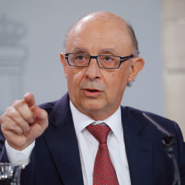 El ministro de Hacienda, Cristóbal Montoro, durante la rueda de prensa posterior a la reunión del Consejo de Ministros celebrada en el Complejo de La Moncloa. EFE/Ángel Díaz