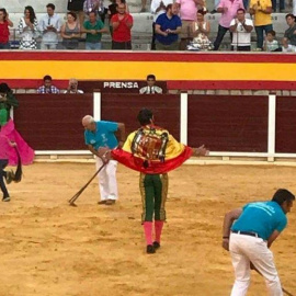 El torero Padilla se pasea con una bandera franquista en una corrida.