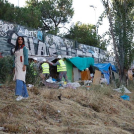 Begoña Villacís posa junto a varias chabolas.- TW