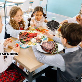 Niños comen el menú del día en el colegio que describe la diputada de Vox.