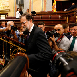 El presidente del Gobierno y del PP, Mariano Rajoy, a su llegada al Pleno del Congreso extraordinario para debatir sobre la trama Gürtel y la cakja B del PP. REUTERS/Paul Hanna
