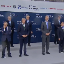 El photocall de la discordia con los invitados al Foro La Toja 2022 junto a Felipe VI.