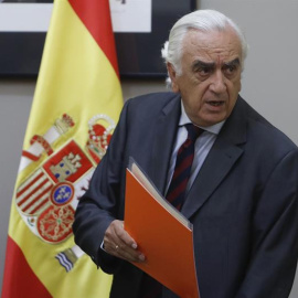 El presidente del Consejo Económico y Social, Marcos Peña, árbitro designado por el Gobierno en el conflicto de los trabajadores de seguridad del aeropuerto del Prat de la empresa Eulen, durante el acto de entrega del laudo a las partes ?comité de hue