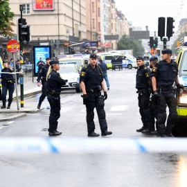 Un hombre armado con un cuchillo ataca a varios policías en una plaza de Estocolmo. TWITTER