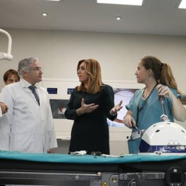 La presidenta de la Junta en la inauguración ayer de un quirófano en el Virgen del Rocío / EFE