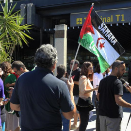 Una veintena de entidades sociales ha convocado hoy una concentración Barajas para denunciar "las vulneraciones de derechos" de un grupo de saharauis en el procedimiento de solicitud de protección internacional. EFE/Víctor Lerena