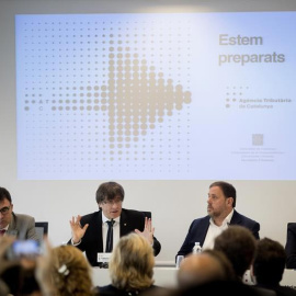 El presidente de la Generalitat, Carles Puigdemont (2i), y el vicepresidente del Govern, Oriol Junqueras (2d), junto al secretario de Hacienda, Lluís Salvadó (1i) y el director de la ATC, Eduard Vilà (1d), durante la presentación en rueda de prensa de