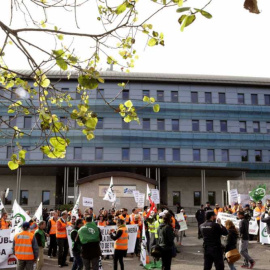 Imagen de archivo de una concentración de los examinadores del carné ante la sede central de la DGT / EFE