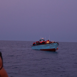 Barco de la ONG española Open Arms rescata a un grupo de migrantes