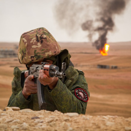 Miembro de los "Cazadores del ISIS" en el campo de gas de Palmira /ISIS Hunters