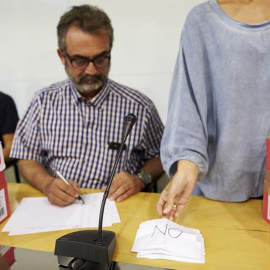 El asesor del comité de huelga de los trabajadores de Eulen del Aeropuerto de Barcelona-El Prat, Juan Carlos Giménez, durante el recuento de los resultados de las votaciones llevadas a cabo en la asamblea celebrada hoy en el Prat de Llobregat (Barcelona