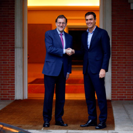 El presidente del Gobierno, Mariano Rajoy, y el líder del PSOE, Pedro Sánchez, en su último encuentro en el Palacio de la Moncloa. REUTERS