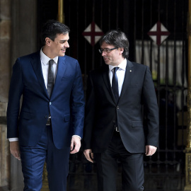 Carles Puigdemont y Pedro Sánchez, en su primera reunión en el Palau de la Generalitat, en marzo de 2016. EFE
