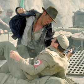 Indiana Jones golpea a "un joven nostálgico perteneciente a una coalición de centro derecha".