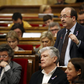 El líder del PSC, Miquel Iceta, durante el pleno de esta mañana en el que ha anunciado que su formación acudirá al Tribunal Constitucional / (EFE)