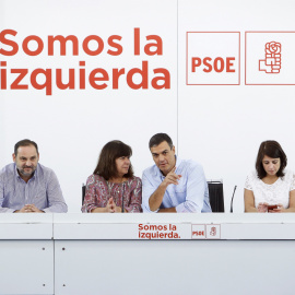 El secretario general del PSOE, Pedro Sánchez (3d), junto a la presidenta del partido, Cristina Narbona (3i); el secretario de Área de Política Federal, Patxi López (i); el secretario de Organización, José Luis Ábalos (2i); la vicesecretaria, Adria