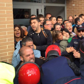 Imagen de la carga policial durante el desahucio de Anastasia en Vitoria.