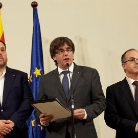 El president de la Generalitat, Carles Puigdemont, acompañado por el vicepresidente Oriol Junqueras y el conseller de presidencia Jordi Turull. - EFE