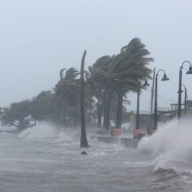 Olas de gran tamaño en las calles de Fajardo (Puerto Rico) al paso del huracán Irma. | ALVIN BAEZ (EFE)