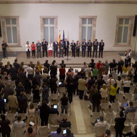 El presidente de la Generalitat, Carles Puigdemont, acompañado por los miembros de la mesa durante la declaración institucional tras la firma de la convocatoria del referéndum y la aprobación de la ley esta noche en el Parlament, en Barcelona. EFE/Ale