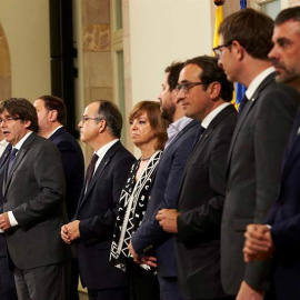 El presidente de la Generalitat, Carles Puigdemont (i), acompañado por los miembros de la mesa durante la declaración institucional tras la firma de la convocatoria del referéndum. | ALEJANDRO GARCÍA (EFE)