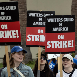 Guionistas mientras se manifiestan frente a los estudios Paramount en Los Ángeles, California (EE.UU)