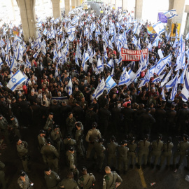 Agentes de Policía de Israel tratan de contener una manifestación masiva en el Aeropuerto de Tel Aviv contra la reforma judicial del Gobierno de Benjamin Netanyahu.