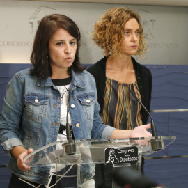 La vicesecretaria general del PSOE, Adriana Lastra, y la diputada del PSC y miembro de la dirección del grupo Meritxell Batet,durante su comparecencia ante los medios tras registrar formalmente en el Congreso su propuesta de abrir una comisión sobre el 