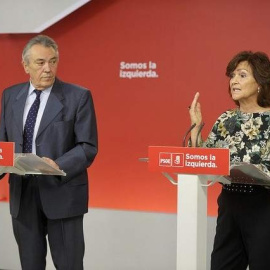 El responsable del área Económica y de Empleo de la dirección del PSOE, Manuel Escudero, y la responsable de Igualdad, Carmen Calvo.