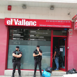 Agents de la Guardia Civil davant la seu del setmanari