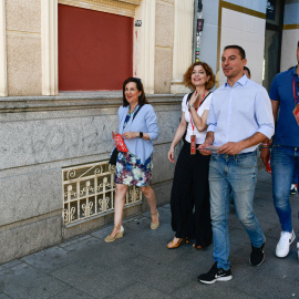 La ministra de Defensa y nº4 en la lista del PSOE para el Congreso por Madrid, Margarita Robles (i), y el secretario general del PSOE-M, Juan Lobato (3i), ofrecen declaraciones ante los medios tras intervenir en un reparto de propaganda electoral.